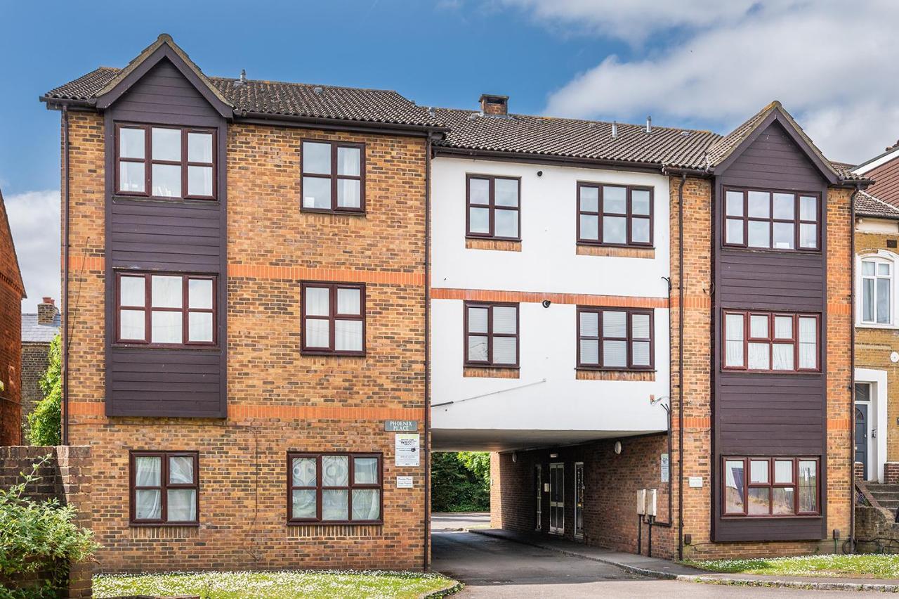 Train Station Serenity Apartment Staines-upon-Thames